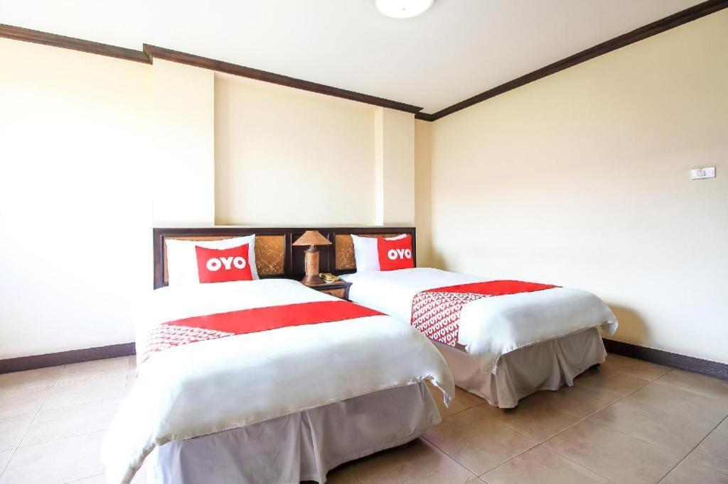 Oyo 383 White Inn Hotel Ban Khlong Lat Bua Khao Exterior photo